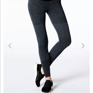 Nux Gray/Blk Feline Leggings size S